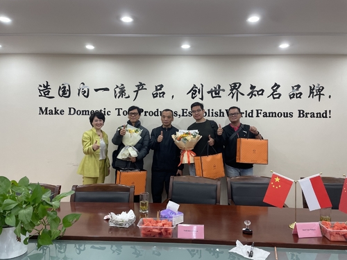 Neueste Unternehmensnachrichten über Der indonesische Kunde besuchte die Xinwei-Fabrik
